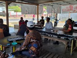 Komsos Bersama Warga, Babinsa Koramil Tonra Kodim 1407/Bone Perkuat Silaturahmi di Desa Gareccing