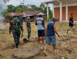 Jaga Kebersihan Lingkungan Pasar, Babinsa Koramil 10/Ponre Bersama Warga Kerja Bakti