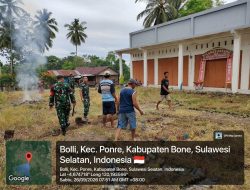 Jaga Kebersihan Lingkungan Pasar, Babinsa Koramil 10/Ponre Bersama Warga Kerja Bakti