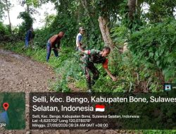 Bahu Membahu Bersihkan Jalan, Babinsa Koramil Lapri Kodim 1407/Bone Dan Warga Selli Hidupkan Semangat Gotong Royong