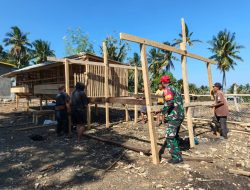 Turun Tangan Bantu Warga, Babinsa Koramil Ulaweng Kodim 1407/Bone Perbaiki Rumah Kebun Di Mampotu