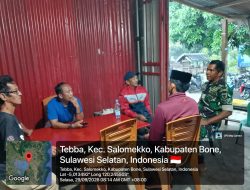 Ngopi Sambil Komsos, Babinsa Ramil Salomekko Kodim 1407/Bone Jaga Kedekatan Dengan Warga Desa Tebba