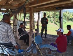 Dekat Dengan Masyarakat, Babinsa Ramil Lapri Kodim 1407/Bone Jalin Komunikasi Sosial Bersama Warga Sengeng Palie