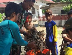 Babinsa Ramil Lamuru Dan Siswa Kompak Bersihkan Sampah, Wujudkan Lingkungan Sekolah Yang Bersih Dan Nyaman Di Desa Batu Putih