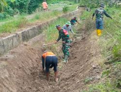 Dukung Produktivitas Petani, Babinsa Ramil Libureng Kodim 1407/Bone Gotong Royong Bersihkan Saluran Irigasi