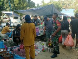 Komsos Di Tengah Aktivitas Pasar, Babinsa Koramil 17 Salomekko Kodim Bone Serap Aspirasi Pedagang Dan Pembeli