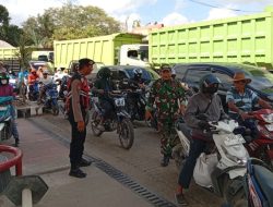 Pastikan Situasi Kondusif, Babinsa Ramil Kahu Kodim 1407/Bone Bersama Pemerintah Setempat Amankan SPBU Labuaja