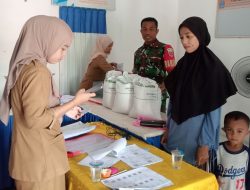 Pastikan Penyaluran Berjalan Tertib, Babinsa Ramil 15 Mare Kodim 1407/Bone Dampingi Distribusi Bantuan Beras