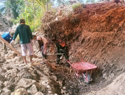 Babinsa Koramil 1407-21/Palakka Turun Ke Lapangan, Dukung Pengerjaan Awal Pondasi Jembatan Desa Siame Bersama Masyarakat