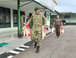 Dandim Bone Bagikan Beras, Ekspresi Bahagia Ciptakan Momen Penuh Makna