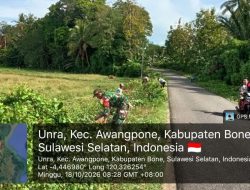 Jaga Kebersihan Wilayah Binaan, Babinsa Koramil 06 Awangpone Dan Warga Unra Gotong Royong Bersihkan Bahu Jalan