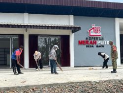 Babinsa Kodim 1407/Bone Hadir, Gotong Royong Terus Bergerak, Bersama Warga Bersihkan Koperasi Merah Putih