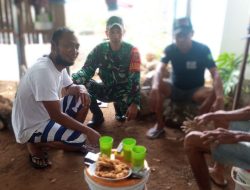 Babinsa Lattekko Koramil 1407-06/Awangpone Turun Ke Wilayah Binaan, Bangun Komunikasi Dan Kebersamaan Bersama Warga Lattekko