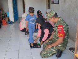 Dukung Pelayanan Kesehatan Masyarakat, Babinsa Desa Batu Putih Koramil 1407-08/Lamuru Dampingi Posyandu Di Batu Putih