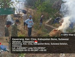 Babinsa Desa Kawerang Koramil 1407-12/Cina Bersama Masyarakat Tingkatkan Kepedulian Terhadap Kebersihan Lingkungan