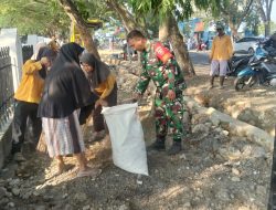 Bersama Menjaga Lingkungan, Babinsa Koramil 1407-07/Tanete Riattang dan Warga Gelar Karya Bakti Di Kelurahan Biru