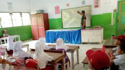 Pengabdian Tanpa Batas, Babinsa Koramil 17 Salomekko Kodim 1407/Bone Turut Mengajar Siswa SD Inpres 6/75 Pancaitana