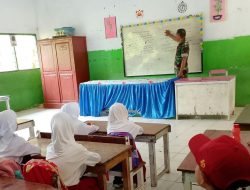 Pengabdian Tanpa Batas, Babinsa Koramil 17 Salomekko Kodim 1407/Bone Turut Mengajar Siswa SD Inpres 6/75 Pancaitana
