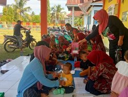 Bersama Menjaga Kesehatan, Babinsa Koramil 13 Sibulue Kodim 1407/Bone Hadiri Posyandu Tadang Palie