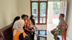 Bangun Komunikasi Dan Kebersamaan, Babinsa Ramil 18 Kajuara Kodim 1407/Bone Jalin Kedekatan Dengan Peserta KKN