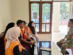 Bangun Komunikasi Dan Kebersamaan, Babinsa Ramil 18 Kajuara Kodim 1407/Bone Jalin Kedekatan Dengan Peserta KKN