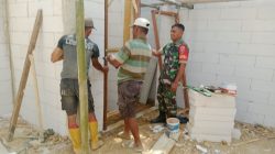 Gotong Royong Penuh Makna, Babinsa Ramil Salomekko Kodim Bone Bantu Warga Bangun Rumah Impian