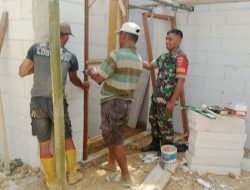 Gotong Royong Penuh Makna, Babinsa Ramil Salomekko Kodim Bone Bantu Warga Bangun Rumah Impian