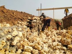 Bahu Membahu Demi Kemajuan Desa, Babinsa Cenrana Kodim 1407/Bone Bantu Warga Bangun Pondasi Jembatan