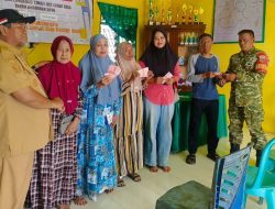 Babinsa Koramil 1407-09/Lapri Kawal Penyaluran BLT Di Waekecce’e, Pastikan Bantuan Menjangkau Warga