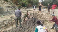 Dukung Percepatan Pembangunan, Babinsa Koramil 1407-12/Cina Dan Warga Cinennung Rakit Besi Tiang Jembatan
