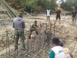 Dukung Percepatan Pembangunan, Babinsa Koramil 1407-12/Cina Dan Warga Cinennung Rakit Besi Tiang Jembatan