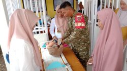 Babinsa Koramil 18 Kajuara Kodim 1407/Bone Dampingi Pelayanan Posyandu Bagi Balita Dan Ibu Hamil