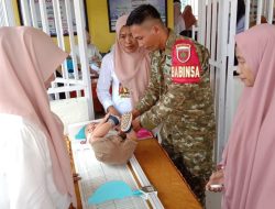 Babinsa Koramil 18 Kajuara Kodim 1407/Bone Dampingi Pelayanan Posyandu Bagi Balita Dan Ibu Hamil